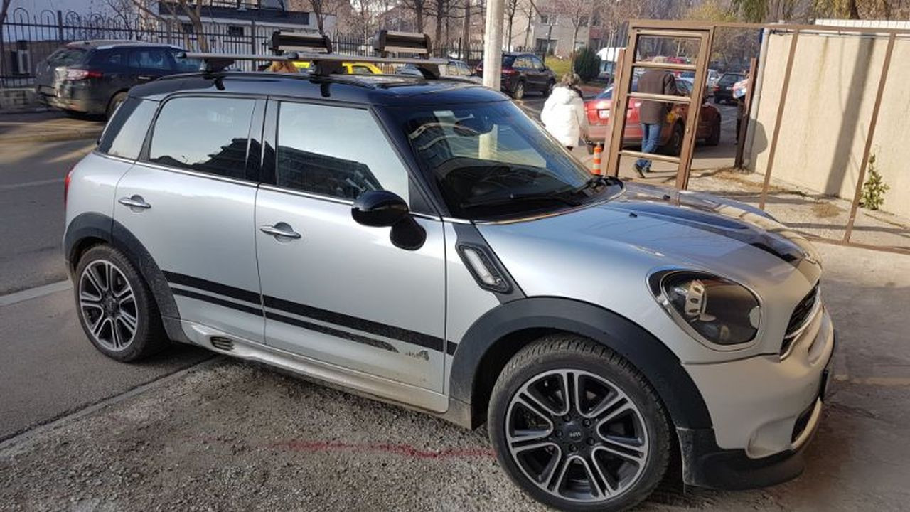 Mini Cooper Countryman bare transversale Menabo Tiger si suport schi si snowboard Menabo Iceberg