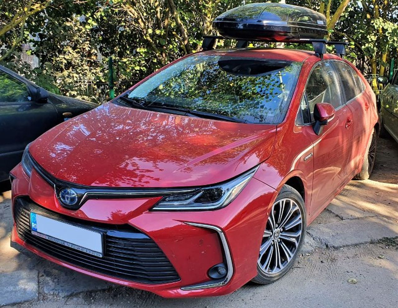 Toyota Corolla bare transversale Menabo Delta L Black si cutie portbagaj Menabo Mania