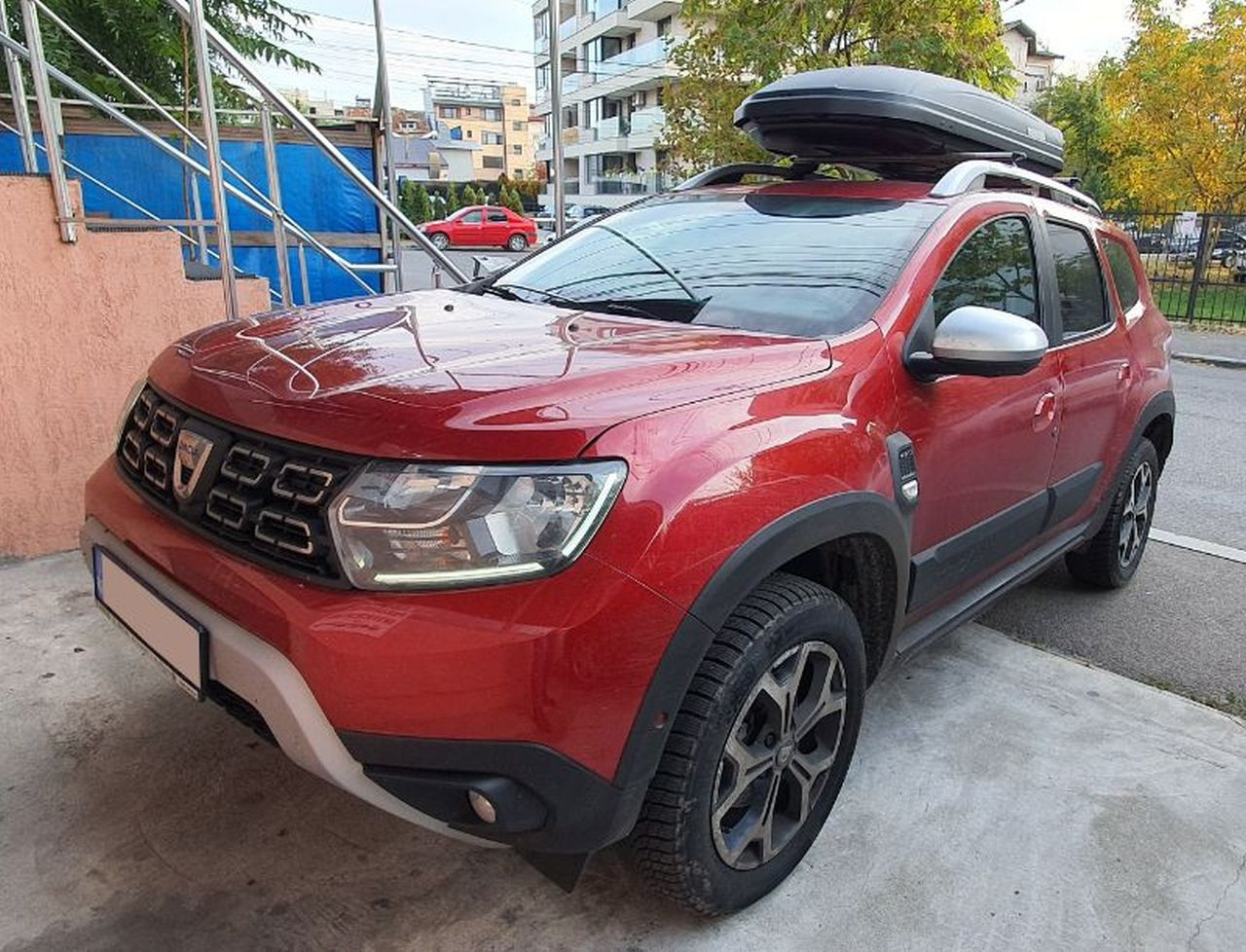 Dacia Duster II (HM) 2017-2021 cu cutie portbagaj Menabo Marathon Dark 460 pe bare transversale
