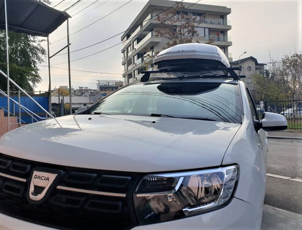 Dacia Sandero bare transversale Menabo Tema si cutie portbagaj Menabo Mania