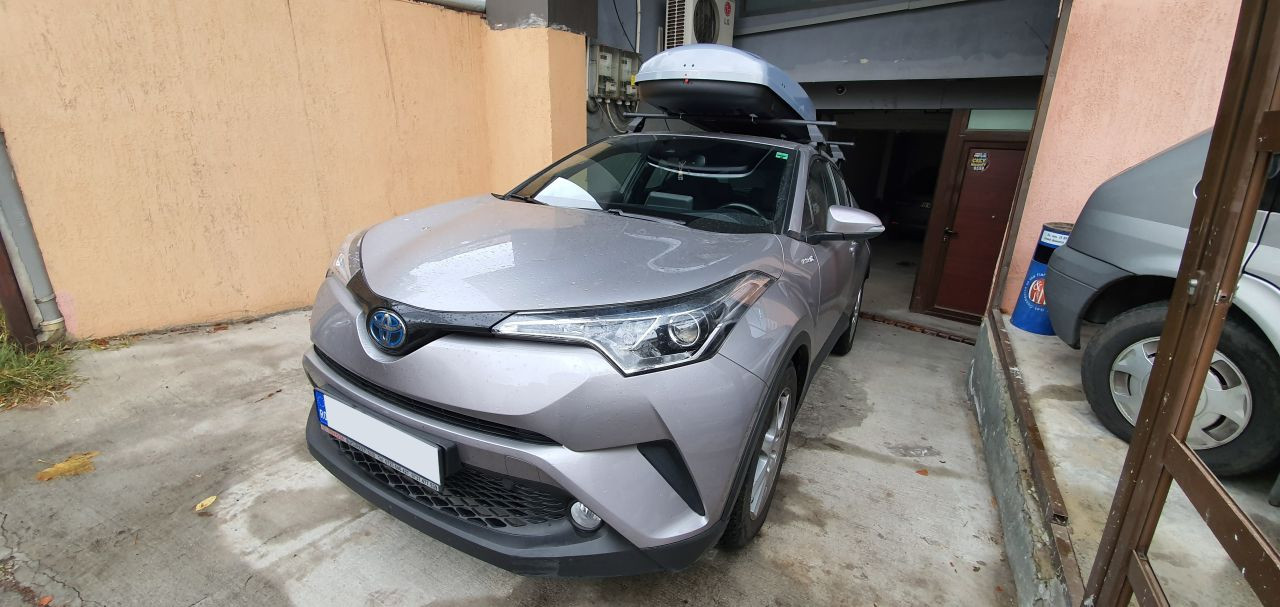 Toyota C-HR generatia 1 (2016-2023) cu bare Menabo Tema Otel si cutie portbagaj Fabbri Nova 430