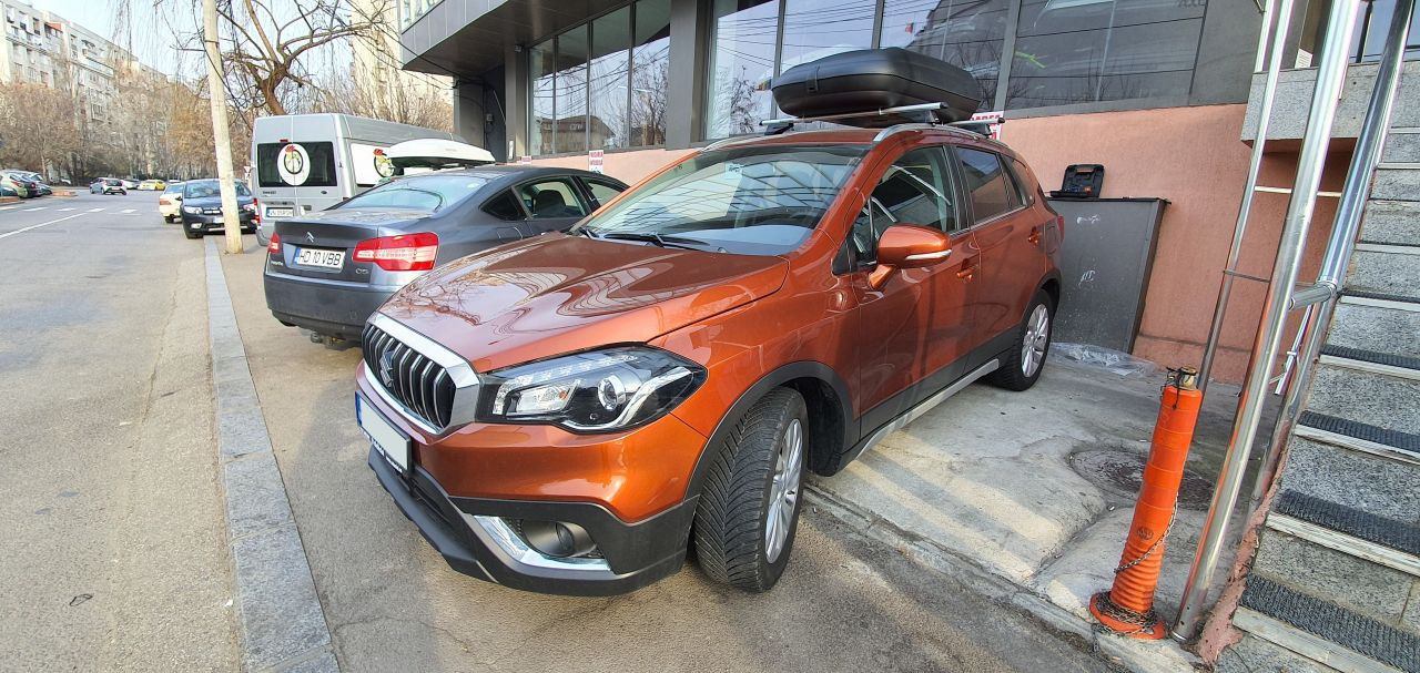 Suzuki SX4 S-Cross JY cu bare Menabo Tiger Silver si cutie portbagaj Carbon Look 320L