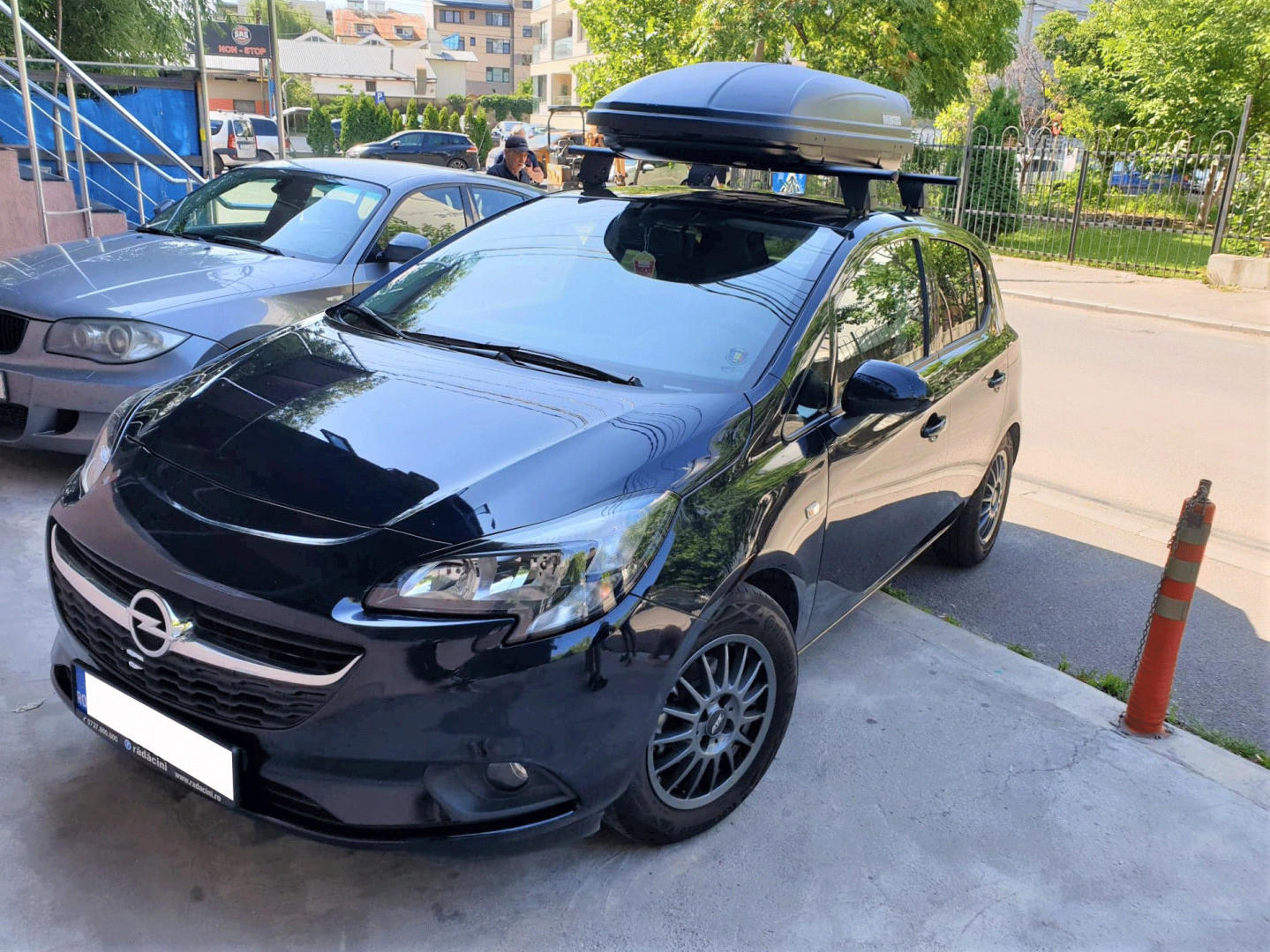 Opel Corsa F (P2JO) cu bare Menabo Delta Black si cutie portbagaj Menabo Marathon 400
