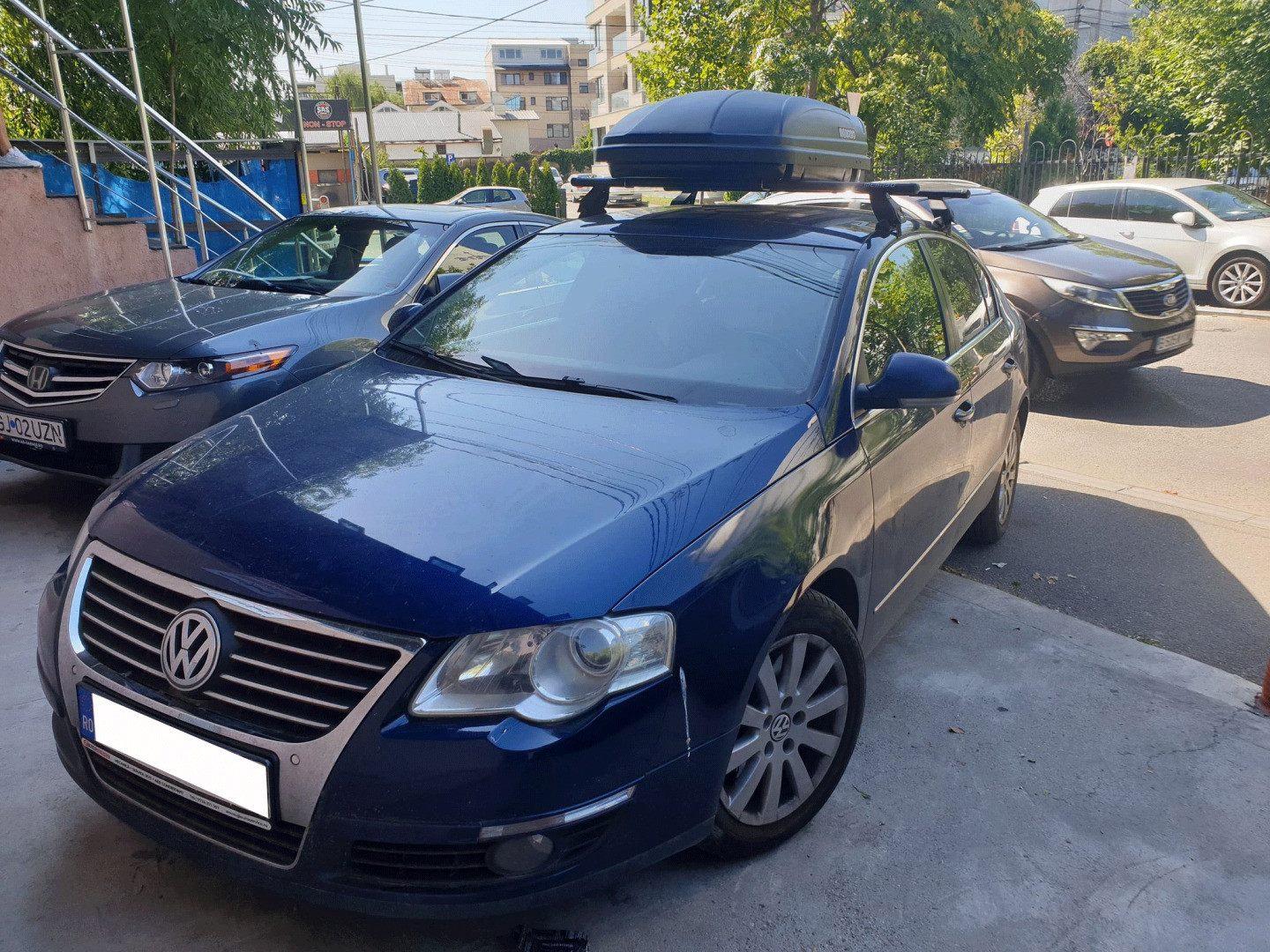 Volkswagen Passat B6 sedan cu bare Menabo Tema Otel si cutie portbagaj Menabo Mania 460