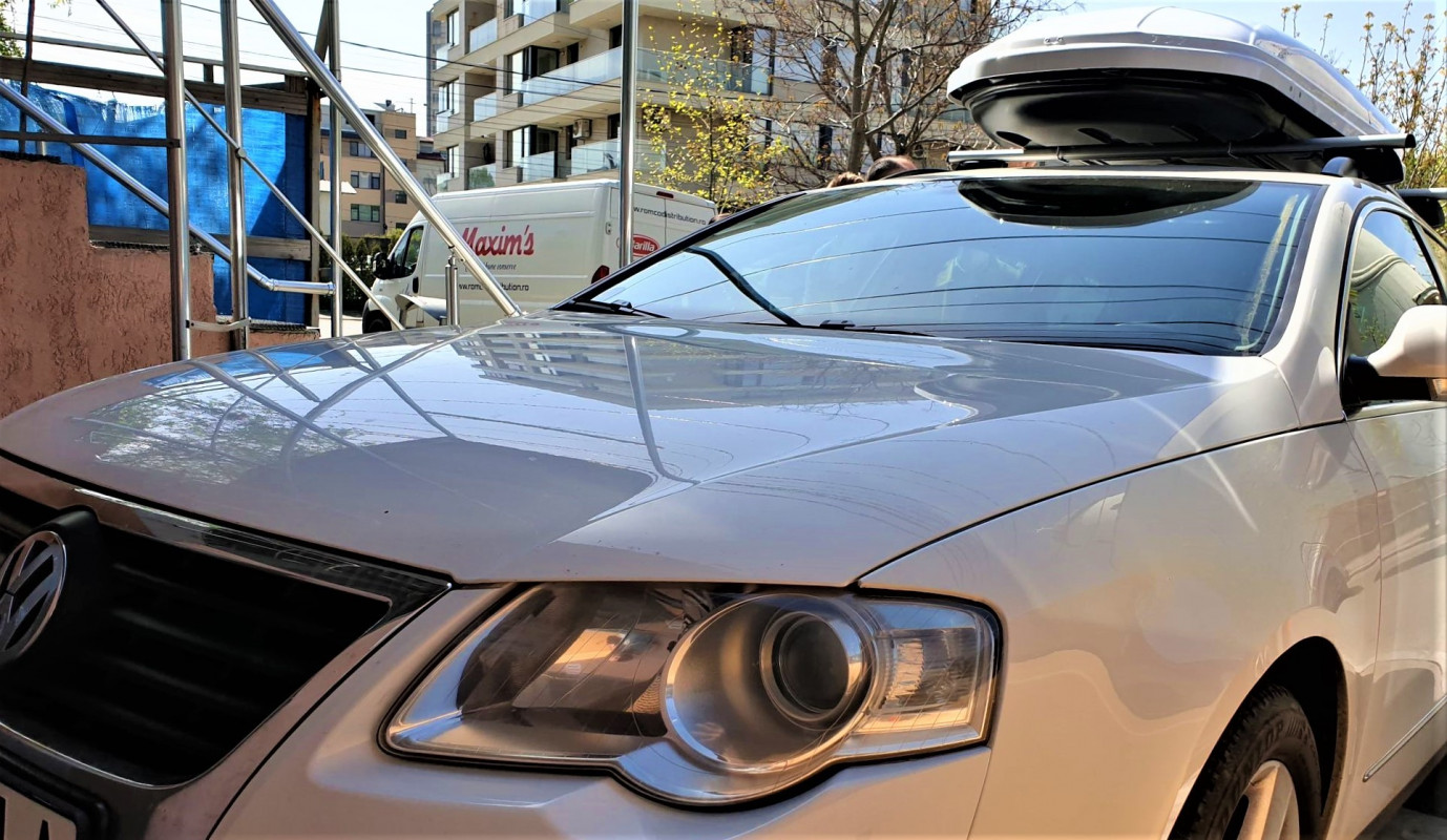 Volkswagen Passat cu bare transversale K39 King si cutie portbagaj Menabo Mania