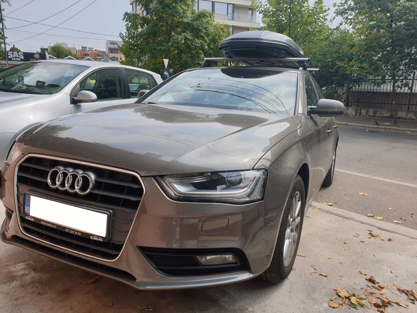 Audi A4 Avant cu cutie portbagaj Menabo Marathon Dark 460, montata pe bare transversale Thule