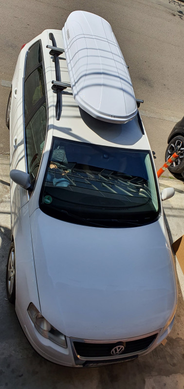 VW Passat B6 Variant cu bare Menabo Sherman Silver si cutie portbagaj Menabo Mania 460