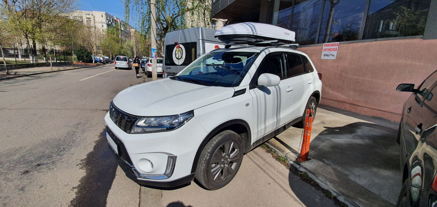Suzuki Vitara LY (2015+) cu bare transversale Menabo Lince Silver si cutie Menabo Mania 400