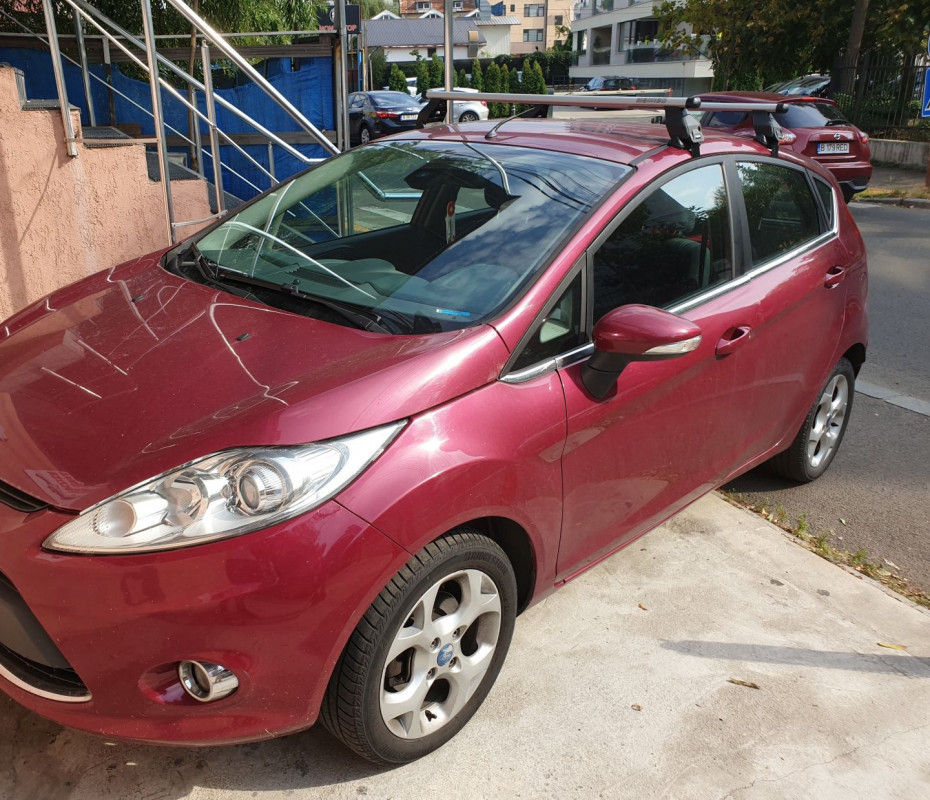 Ford Fiesta Mk6 2008-2013 cu bare Menabo Tema Aluminiu si cutie portbagaj Menabo Marathon 400