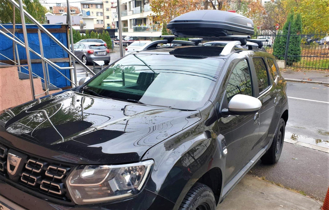 Dacia Duster bare transversale Menabo Brio si cutie portbagaj Menabo Marathon