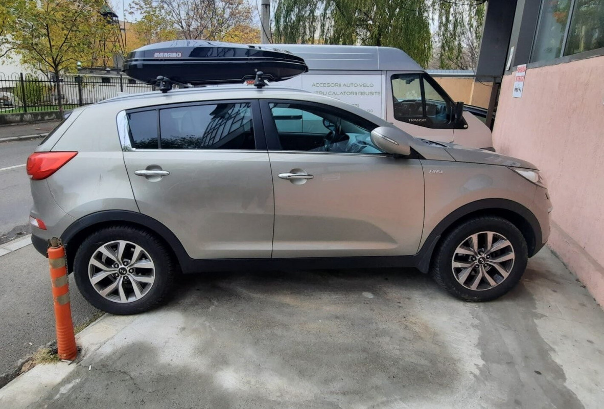 Kia Sportage SL facelift cu bare transversale Menabo Tiger Silver si cutie Menabo Diamond 450