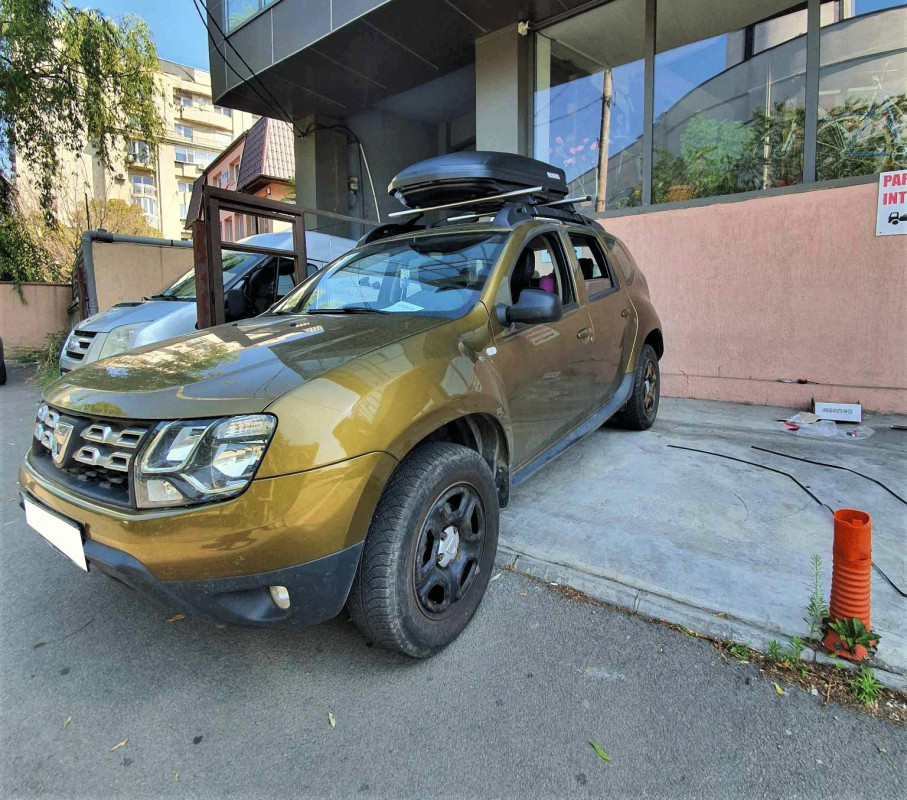 Dacia Duster bare transversale Menabo Blade M si cutie portbagaj Menabo Marathon