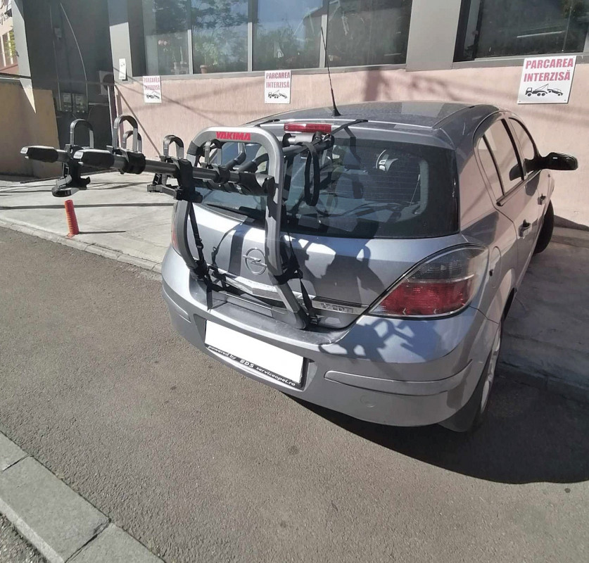 Opel Astra suport bicicleta cu prindere pe haion Yakima HalfBack 3