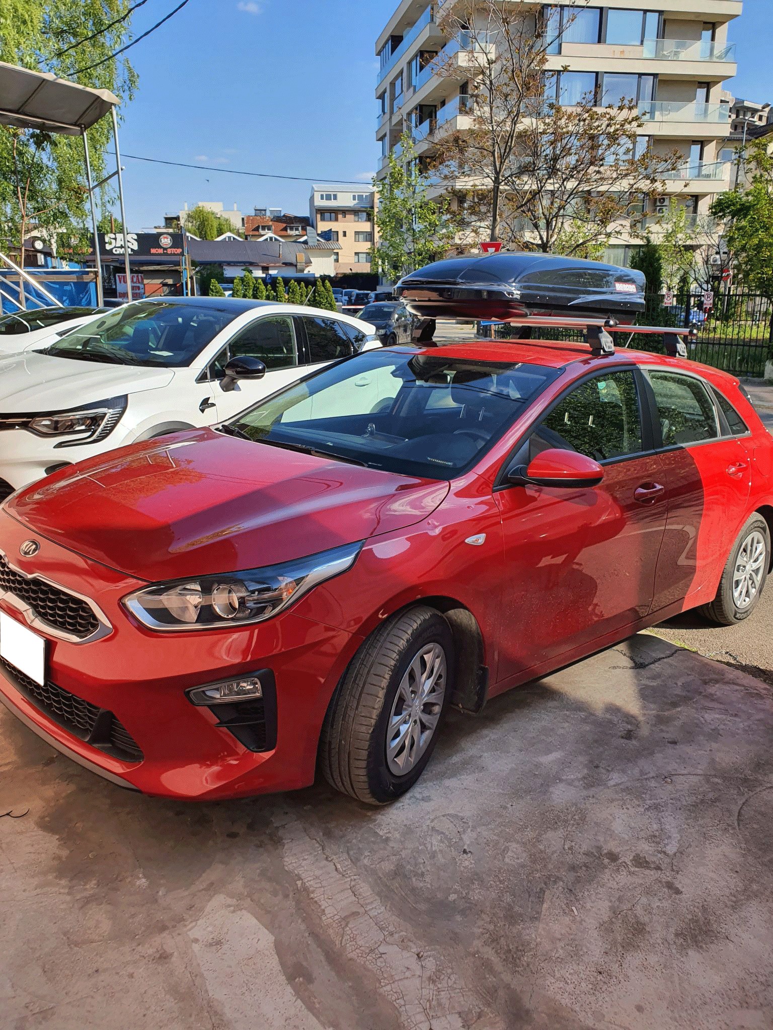 Kia Ceed bare transversale Menabo Tema si cutie portbagaj Menabo Mania
