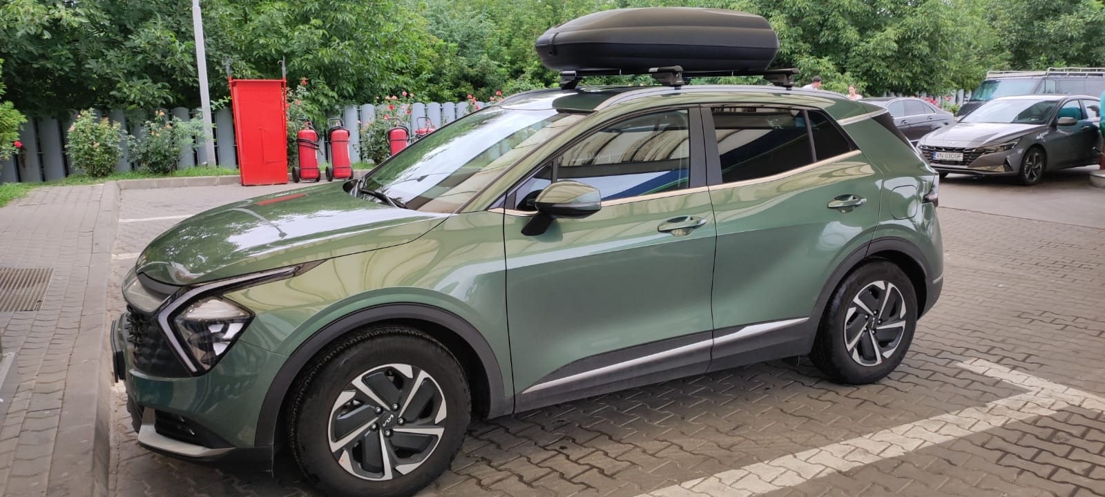 Kia Sportage bare transversale Menabo Tiger si cutie portbagaj Carbon Look