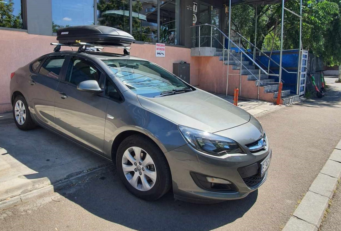 Opel Astra bare transversale Menabo Tema si cutie portbagaj Menabo Marathon