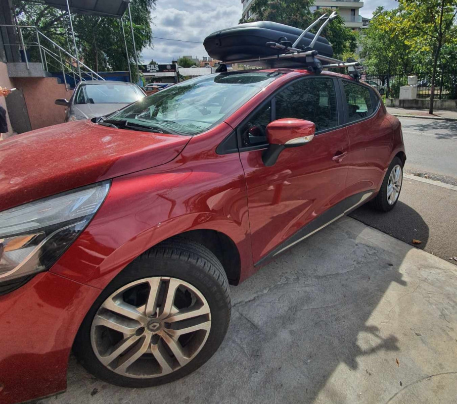 Renault Clio IV cu bare Menabo Tema, cutie Carbon Look 320L si suport Thule FreeRide 532