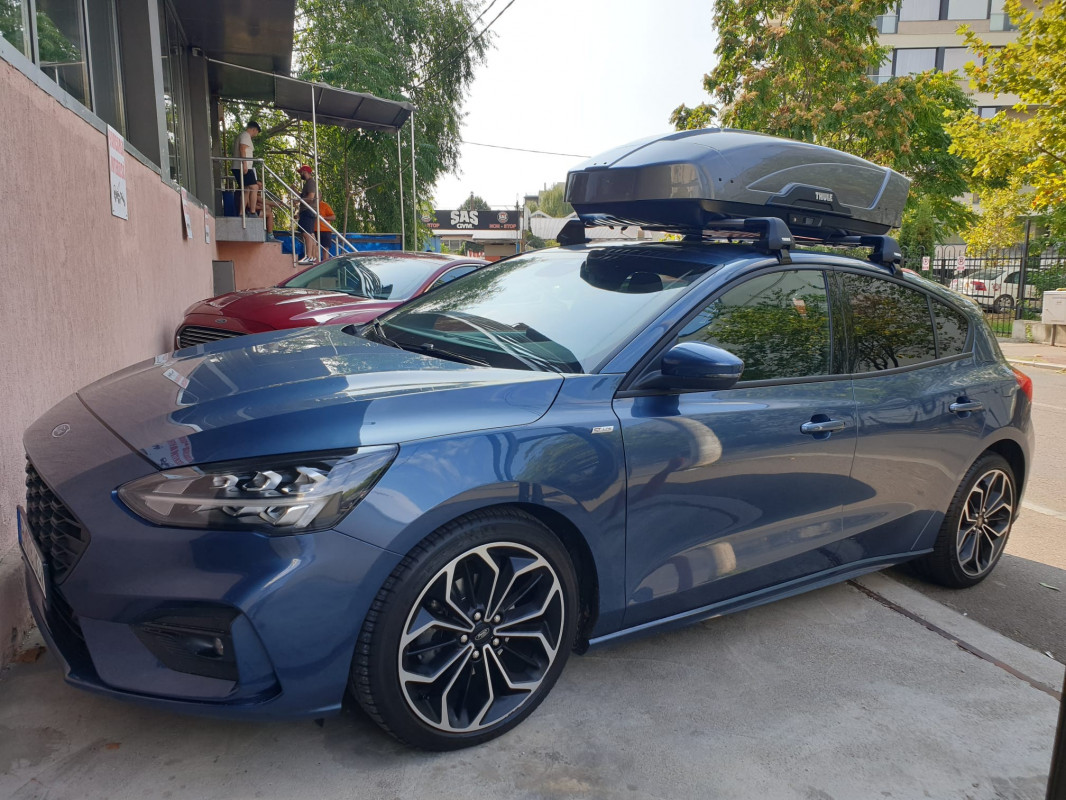 Ford Focus bare transversale Thule Edge Clamp si cutie portbagaj Thule Motion XT M
