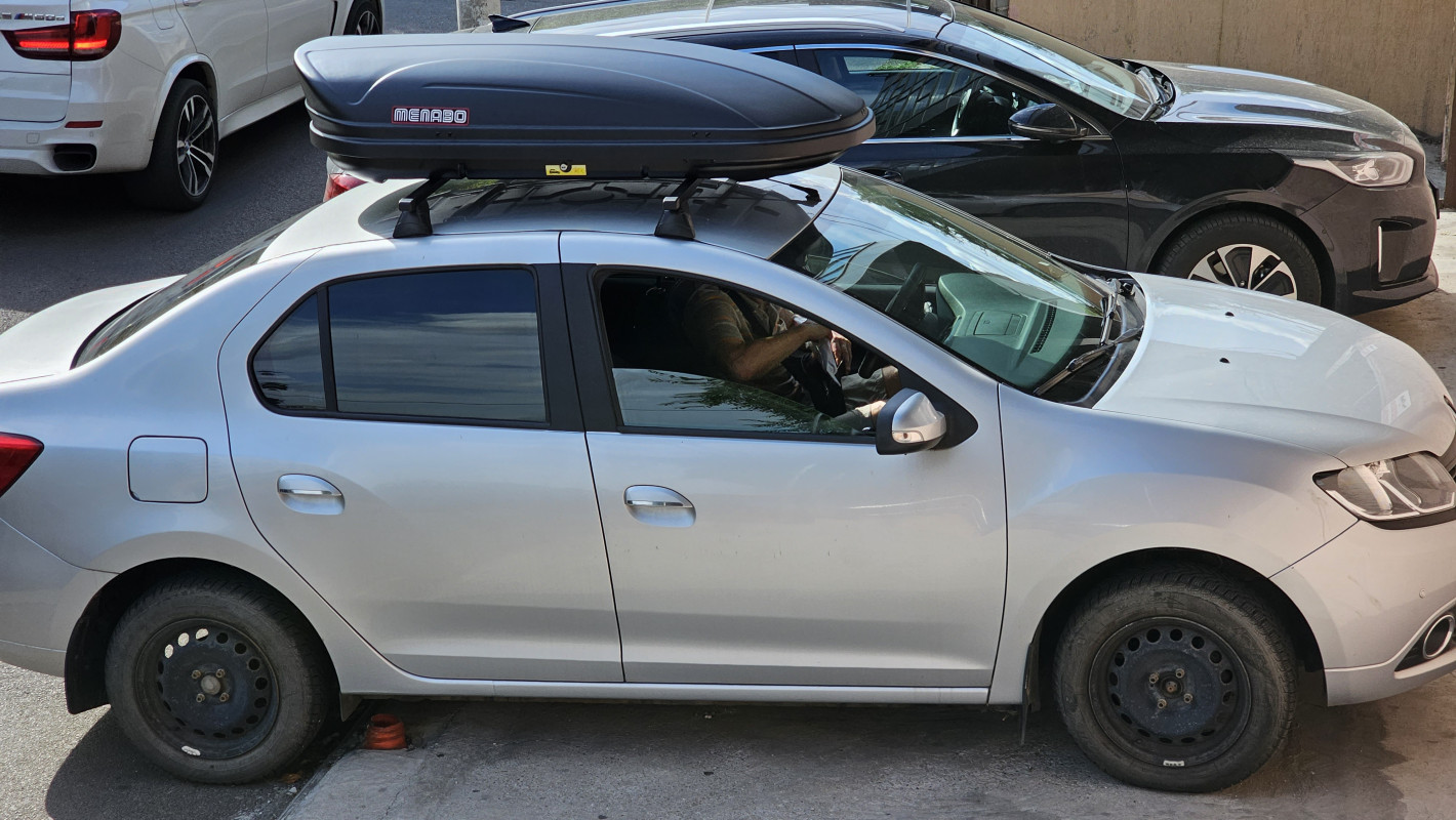 Dacia Logan sedan cu cutie portbagaj Menabo Marathon Dark 400 pe bare transversale