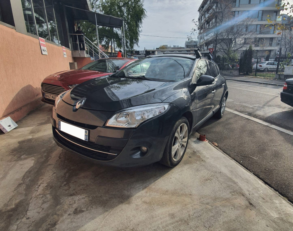 Renault Megane bare transversale Menabo Tema si cutie portbagaj Menabo Marathon