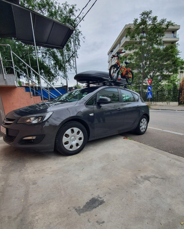 Opel Astra bare transversale Menabo Tema, cutie portbagaj Menabo Marathon si suport bicicleta Thule FreeRide 532