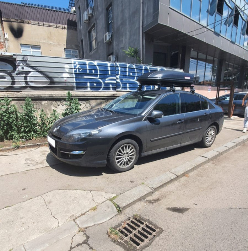 Renault Laguna bare transversale Menabo Omega si cutie portbagaj Menabo Marathon 320 Dark