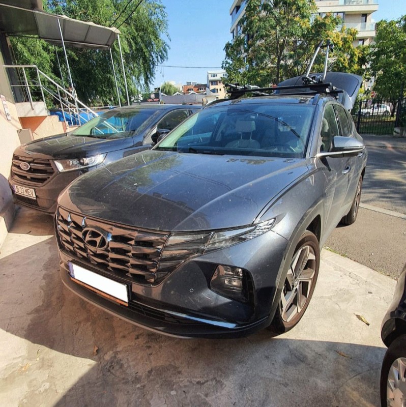 Hyundai Tucson bare transversale Menabo Leopard si suporturi de bicicleta Thule FreeRide 532