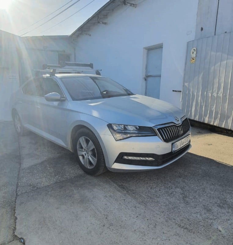 Skoda Superb bare transversale Menabo Tema si suport schi si snowboard Menabo Yelo 6