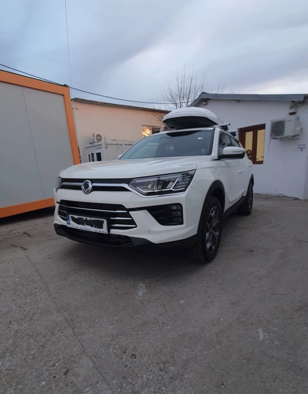 SsangYong Korando bare transversale Menabo Sherman Silver XL si cutie portbagaj Menabo Mania 460