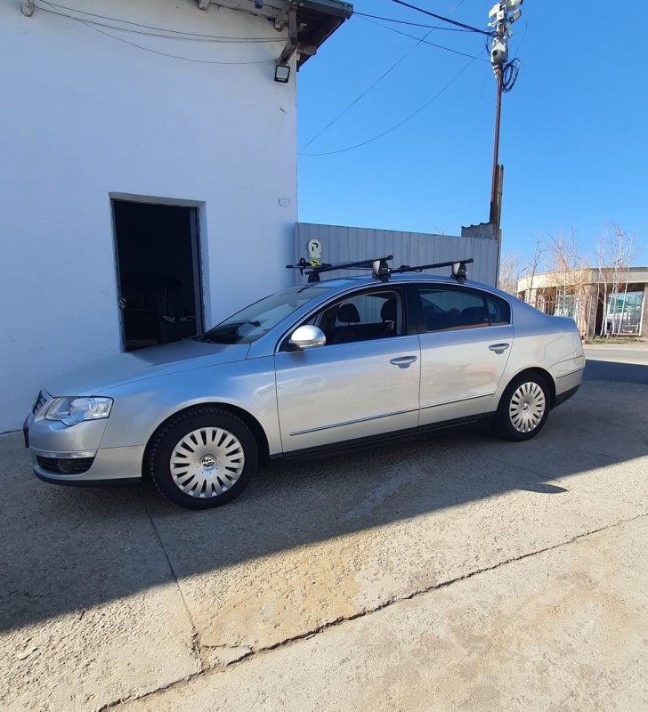 Volkswagen Passat bare transversale Menabo Tema si suport bicicleta Thule FreeRide 532