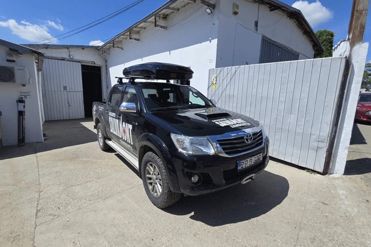 Toyota Hilux bare transversale Thule Evo Raised Edge si cutie portbagaj Thule Motion XT