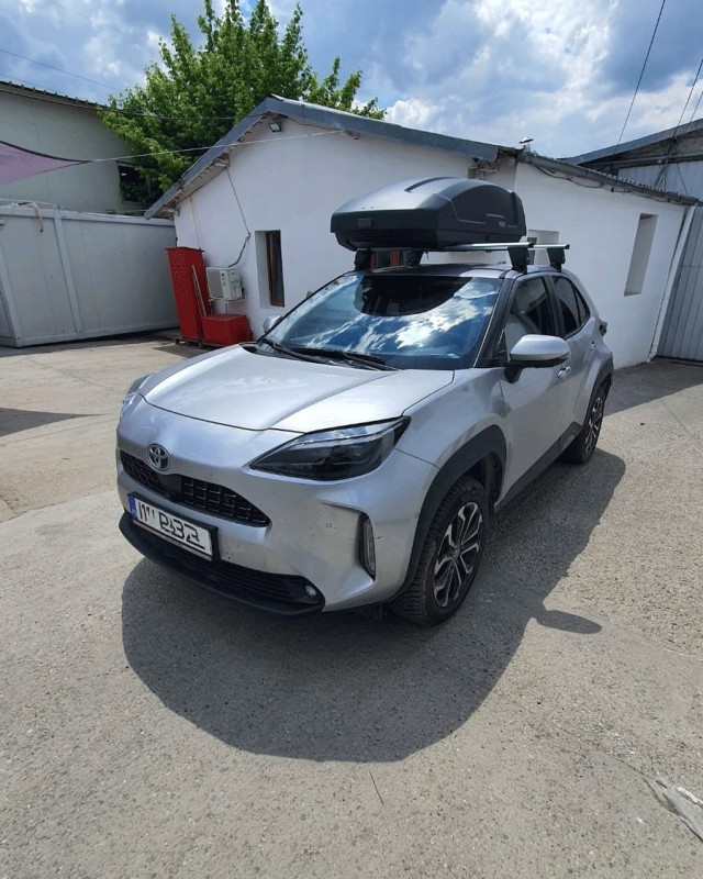 Toyota Yaris Cross bare transversale Menabo Delta suport bicicleta Thule ProRide si cutie portbagaj Thule Force XT M
