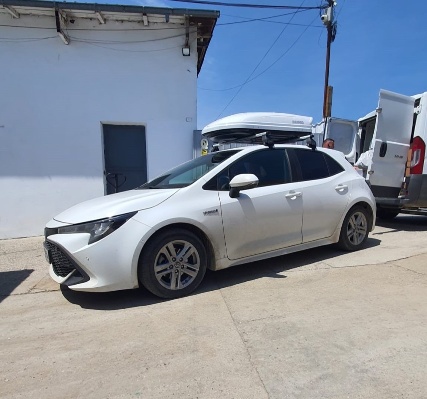 Toyota Corolla bare portbagaj Menabo Tema si cutie portbagaj Menabo Mania 400 White