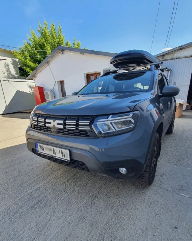 Dacia Duster II (HM) cu bare transversale Menabo Brio si cutie portbagaj Marathon Dark 400