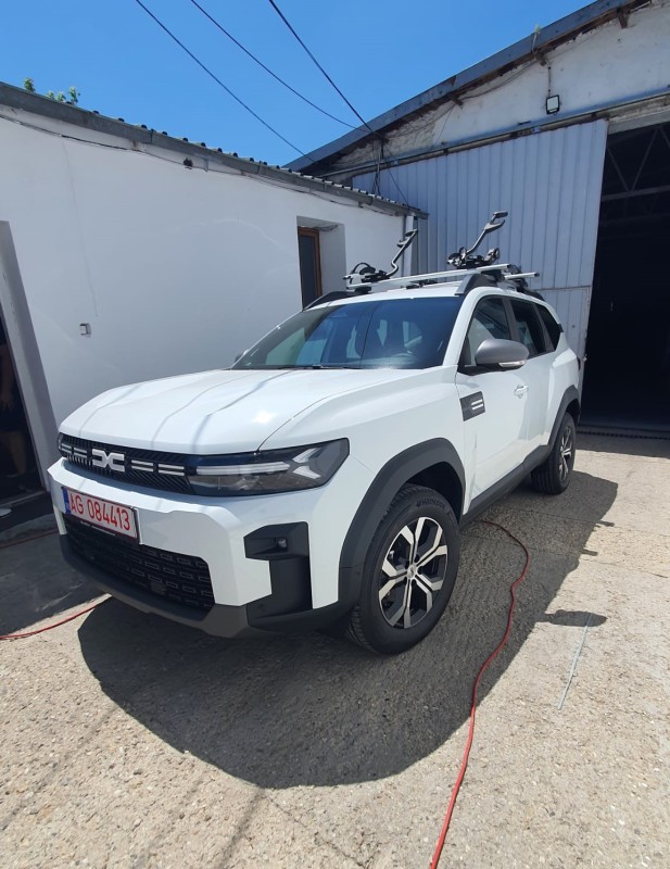 Dacia Bigster bare transversale Thule Evo Raised Edge Silver si suporturi de bicicleta Thule ProRide 598