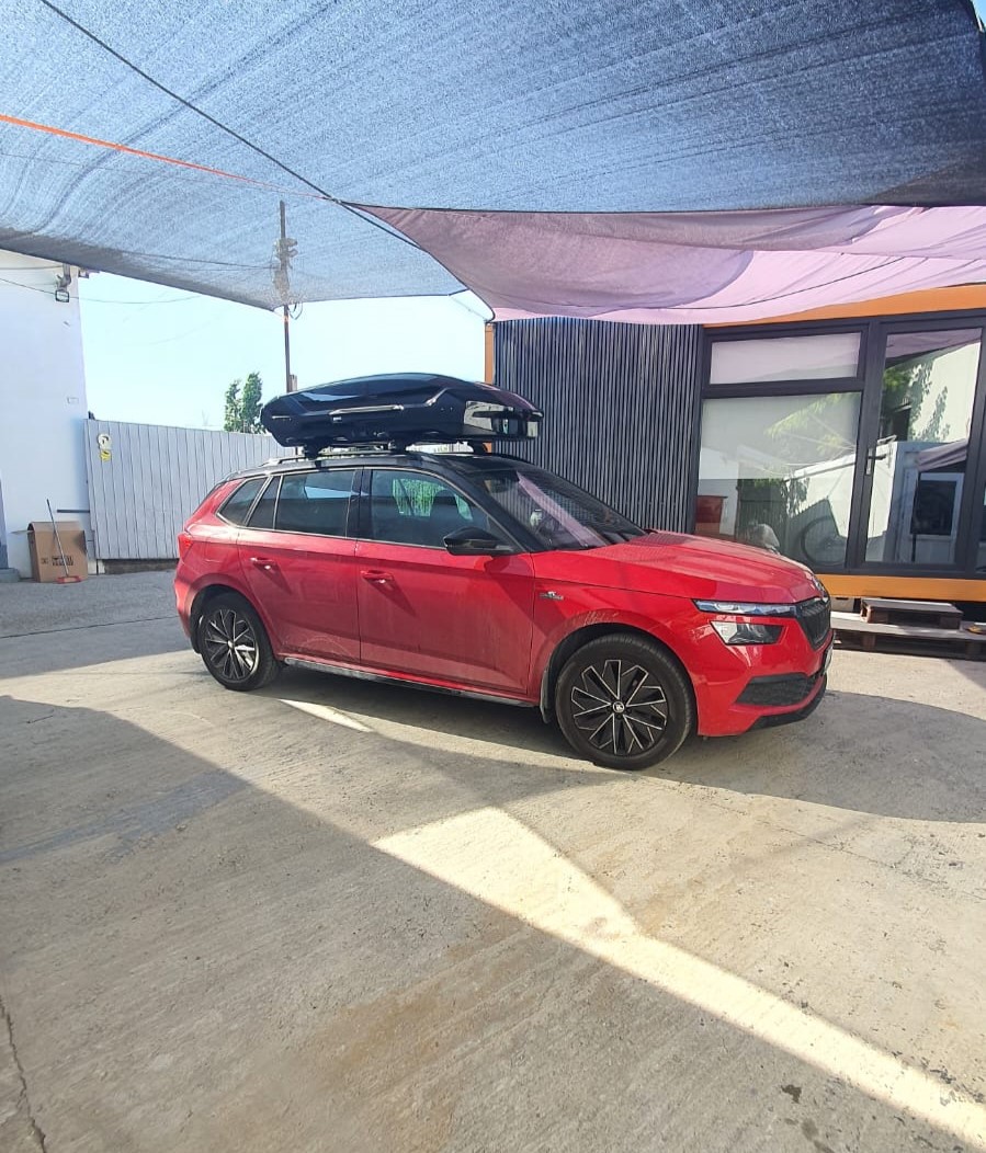 Skoda Kamiq bare portbagaj Menabo Sonic Black si cutie portbagaj Thule Motion 3 L