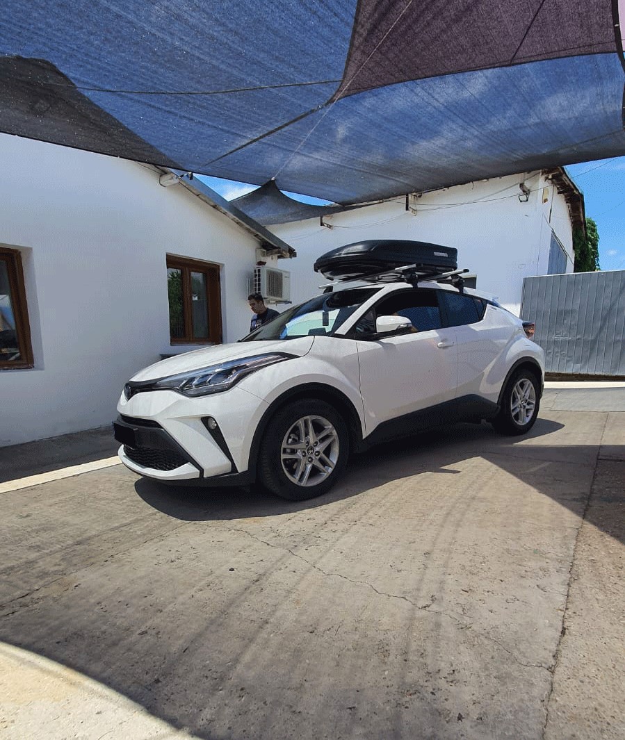Toyota C-HR bare transversale Menabo Omega Plus si cutie portbagaj Menabo Marathon Dark 400