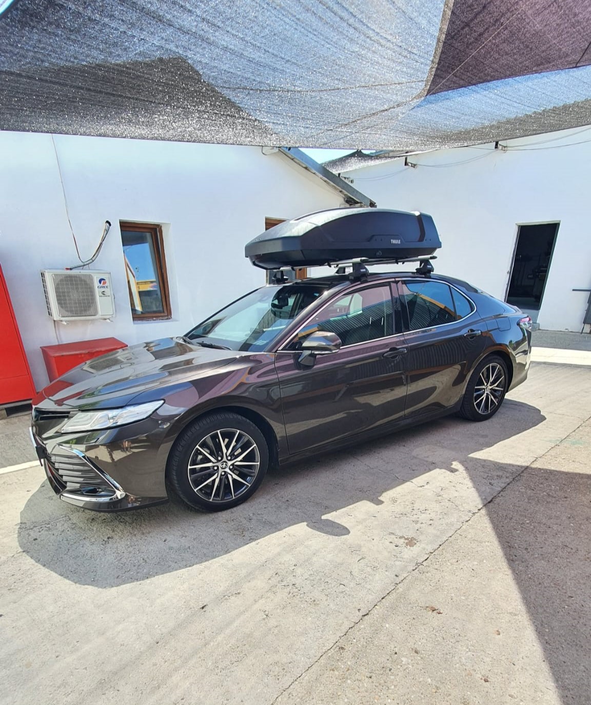 Toyota Camry bare portbagaj Thule Evo Clamp Silver si cutie portbagaj Thule Force XT M
