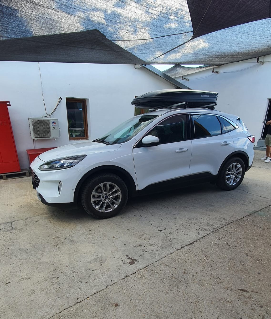 Ford Kuga bare transversale Menabo Ariem Silver XL si cutie portbagaj Menabo Marathon Dark 400