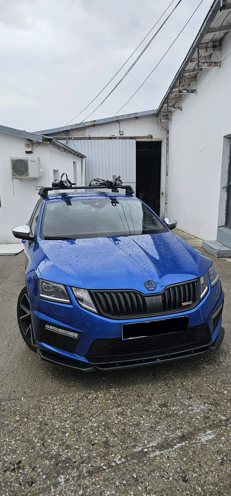 Skoda Octavia bare portbagaj Thule Evo Flush Edge Black si suporturi de bicicleta Thule ProRide 598 Black