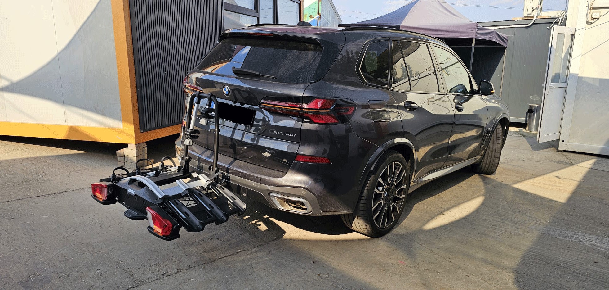 BMW X5 suport bicicleta cu prindere pe carlig Thule VeloCompact 926 pentru 3 biciclete