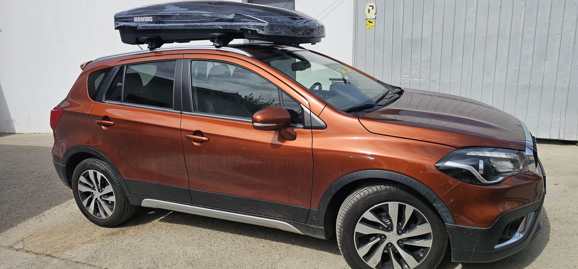 Suzuki SX4 bare portbagaj Menabo Leopard Black si cutie portbagaj Menabo Satellite 550 DUO