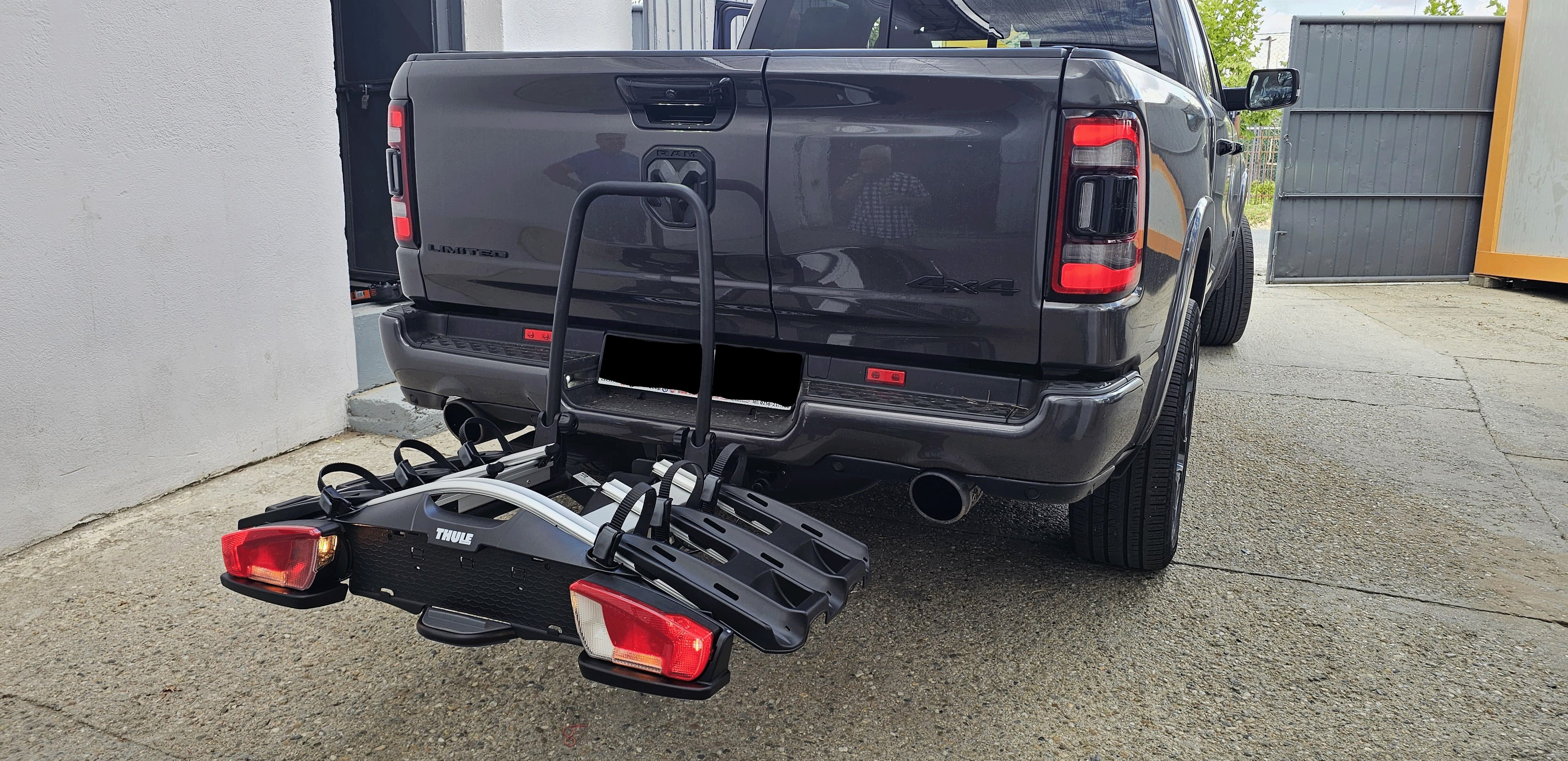 Dodge RAM suport bicicleta cu prindere pe carligul de remorcare Thule VeloCompact 926 pentru 3 biciclete