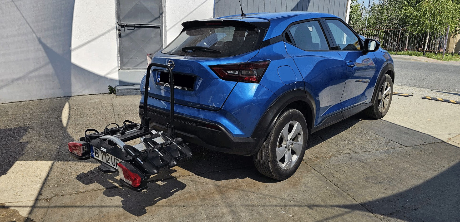Nissan Juke suport bicicleta cu prindere pe carlig Thule VeloCompact pentru 3 biciclete