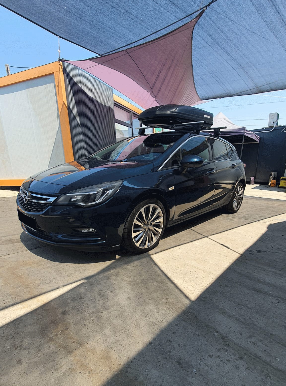 Opel Astra bare portbagaj Menabo Delta si cutie portbagaj Menabo Marathon Dark 400