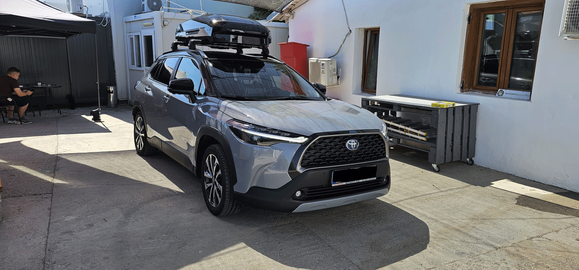 Toyota Corolla Cross bare portbagaj Thule Edge Clamp Black si cutie portbagaj Thule Motion 3 Sport