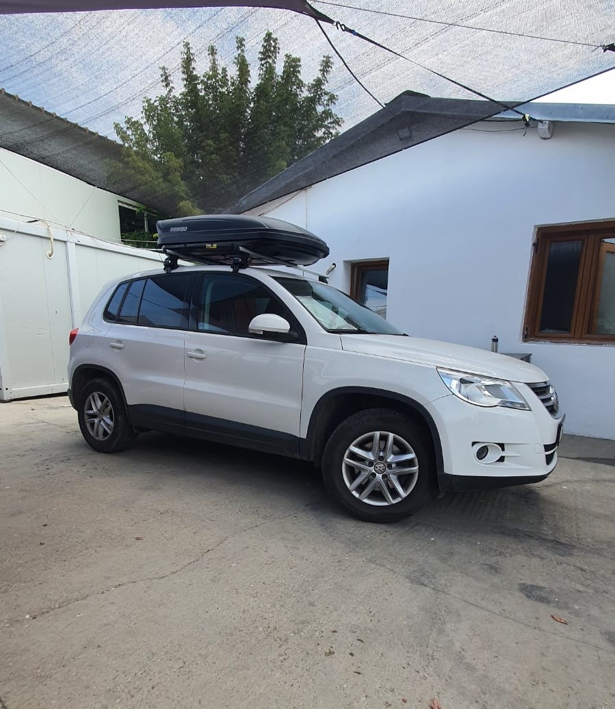 Volkswagen Tiguan bare portbagaj Menabo Omega si cutie portbagaj Menabo Marathon Dark 400
