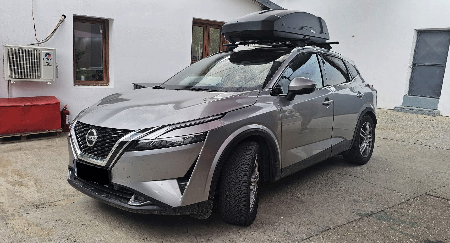 Nissan Qashqai bare portbagaj Menabo Sonic Black si cutie portbagaj Thule Force XT