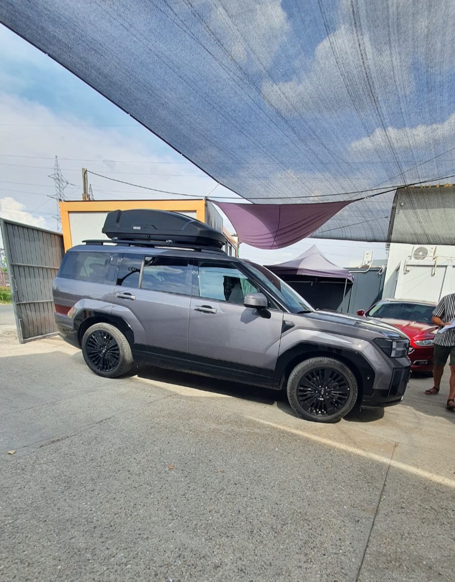 Hyundai Santa Fe bare transversale Thule Evo Raised Rail Edge Black  si cutie portbagaj Thule Force XT M