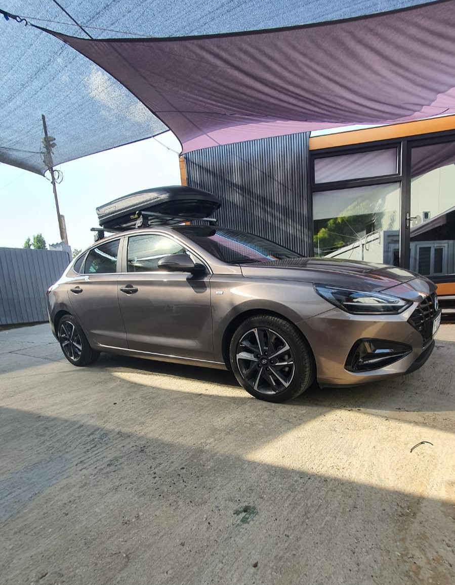 Hyundai i30 bare portbagaj Menabo Tema aluminiu si cutie portbagaj Menabo Marathon Dark 400